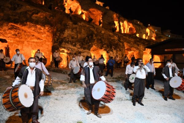 120 DAVULCU SOSYAL MESAFE  KURALINA UYARAK DAVUL ÇALDI