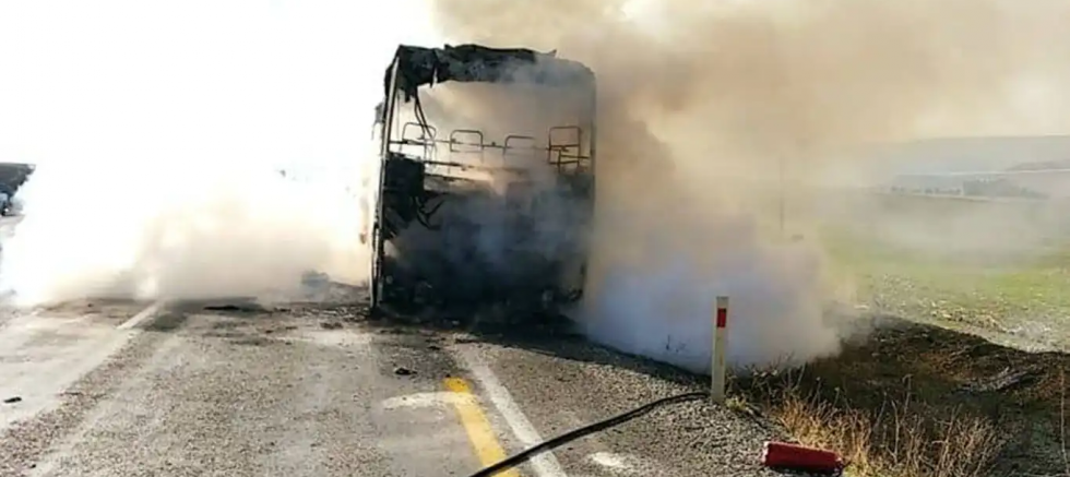 Diyarbakır'da yolcu otobüsü seyir halindeyken alev aldı