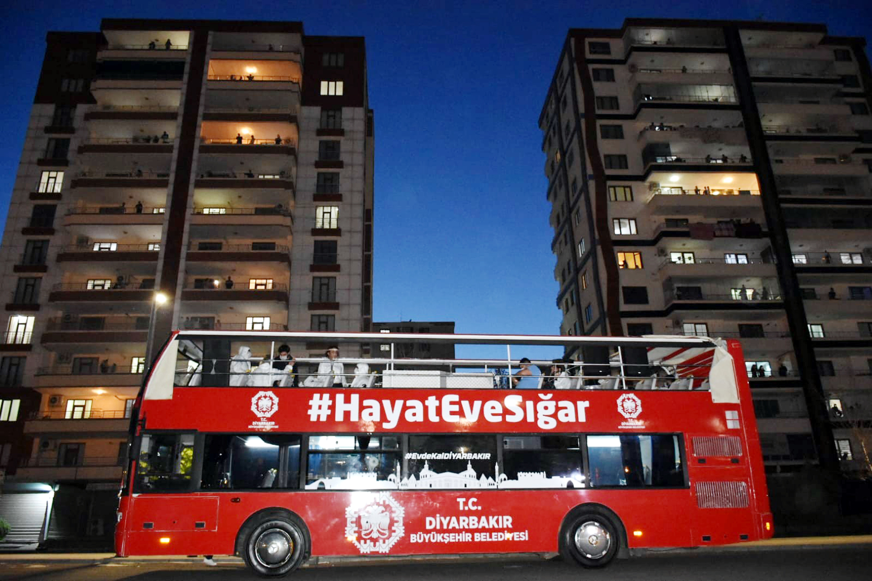 DİYARBAKIR’DA EVDEN ÇIKAMAYAN  VATANDAŞLARA DAVULLU KONSER