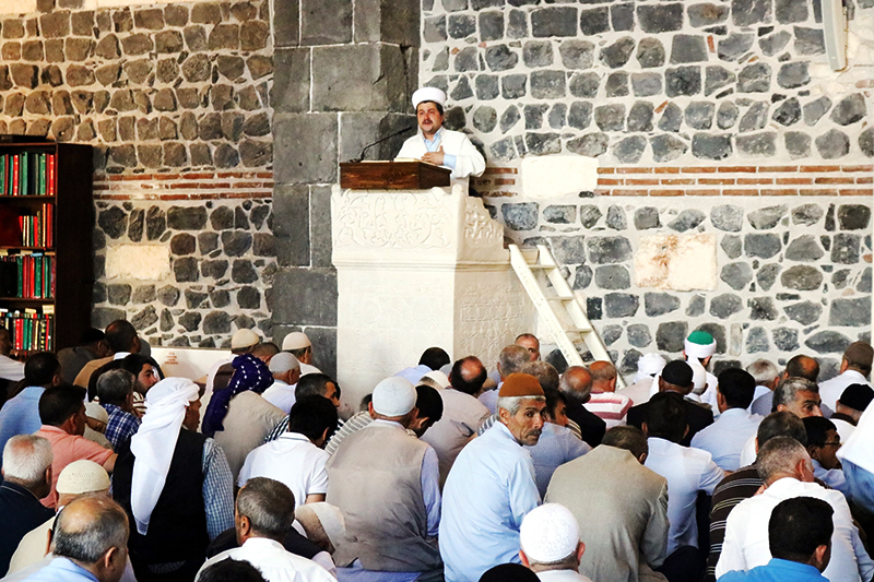 DİYARBAKIR’DA RAMAZAN AYININ SON CUMASI KILINDI 