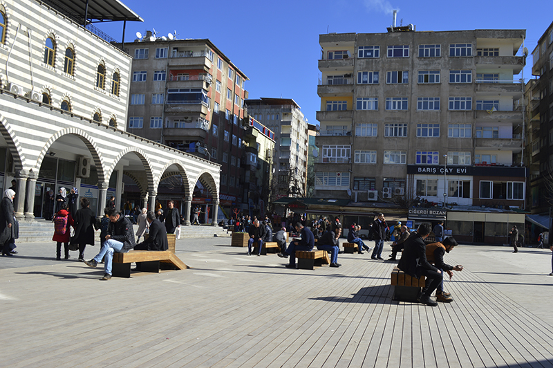 DİYARBAKIRLILAR KENDİNİ DIŞARI ATTI