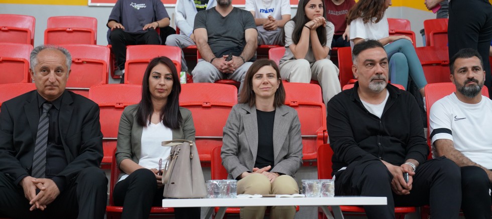 Eş Başkan Bucak Kadın Voleybol Takımı’nın maçını izledi