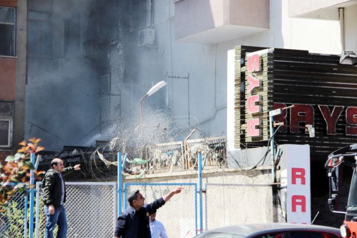 İŞ YERLERİ YANAN ÇALIŞANLAR  GÖZYAŞLARINI TUTAMADI