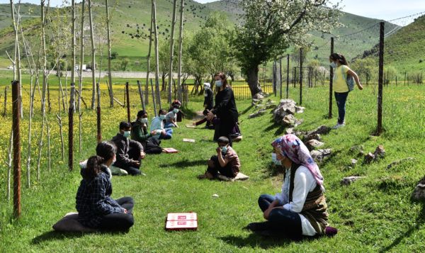 KÖY ÇOCUKLARI İZİN  GÜNLERİNDE MANGALA OYNUYOR