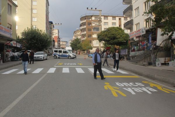 KULP’TA YAYA GEÇİTLERİNE TÜRKÇE  VE KÜRTÇE UYARI YAZILARI YAZILDI