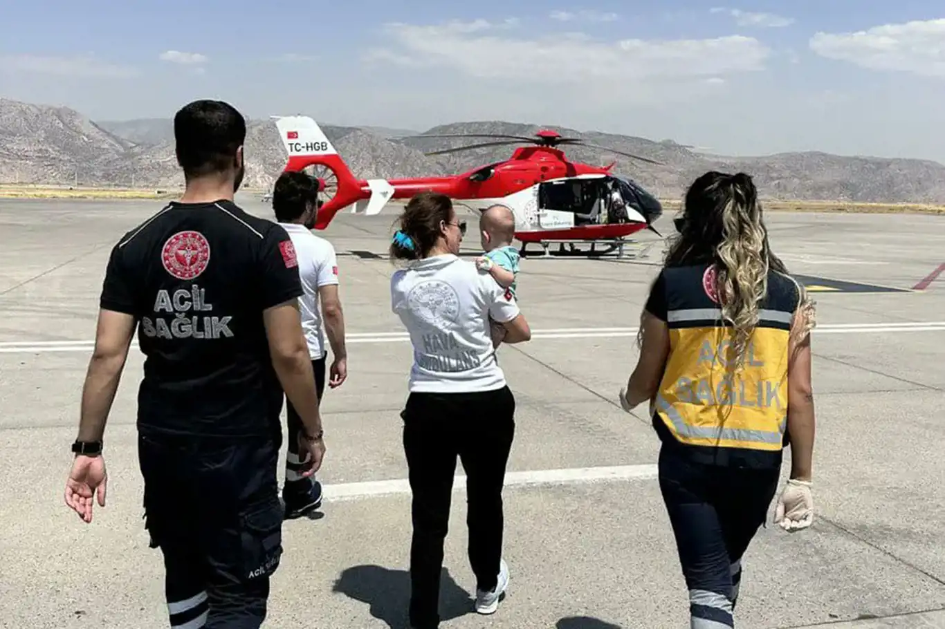  Boğazına çengelli iğne kaçan bebek, ambulans helikopterle Şanlıurfa’ya sevk edildi