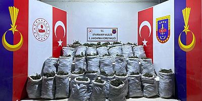 Diyarbakır'da uyuşturucu operasyonu: 202 kilogram esrar, 10 bin kök bitkisi ele geçirildi