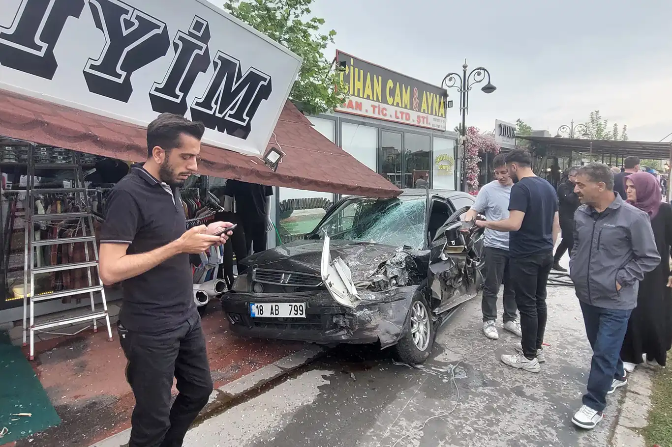 Kontrolden çıkan kamyon ortalığı savaş alanına çevirdi