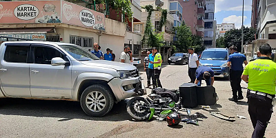 Motosiklet kamyonetle kafa kafaya çarpıştı: Moto kurye ağır yaralı