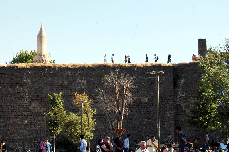 YASAK DİNLEMEYEN VATANDAŞLAR ÖLÜMÜNE FOTOĞRAF ÇEKİYOR