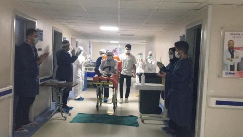 105 YAŞINDA KORNA VİRÜS YENDİ ALKIŞLARLA TABURCU EDİLDİ