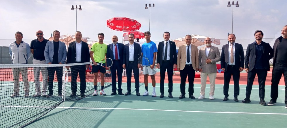 137 sporcu, 860 bin TL ödül için raket sallıyor