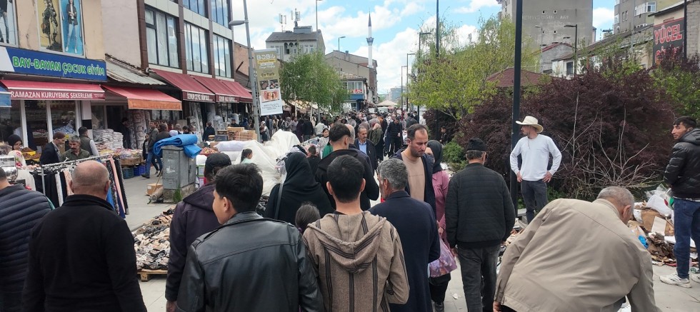Ağrı'da çarşı pazar hareketli, cep yakıcı fiyatlar ve yağmur alışverişi etkiledi
