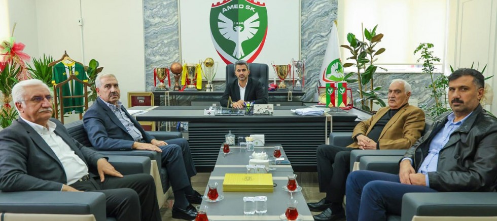 AK Parti Diyarbakır İl Başkanı Ömer İler ile beraberindeki heyet Amedspor Kulübünü  ziyaret ettiler.