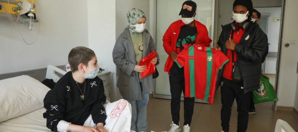 Amedspor Kadın futbol Takımı  hastanede yatan çocuklara Moral Ziyareti düzenledi 