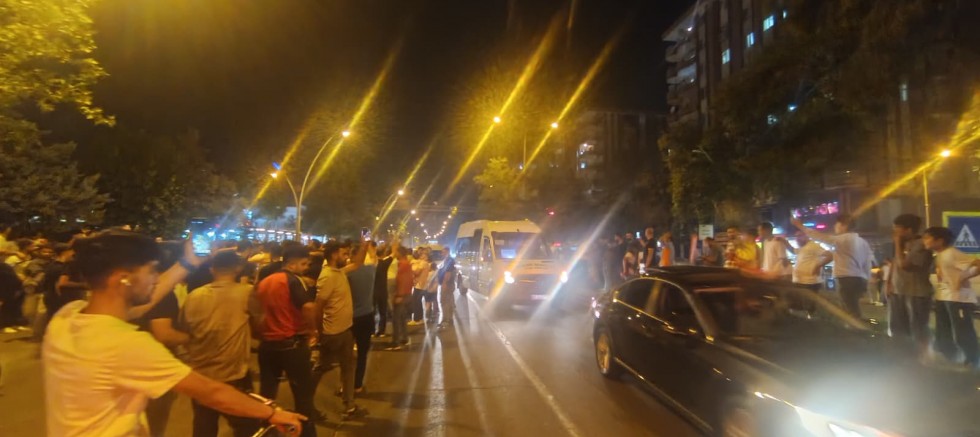 Amedspor Liderlik Koltuğuna Oturdu: Diyarbakır’da Gece Boyu Kutlama