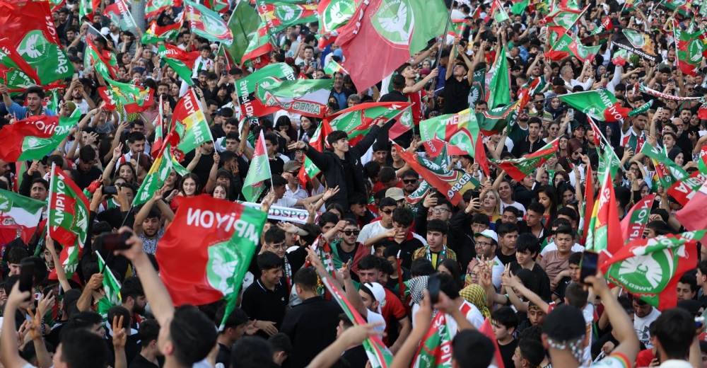 Amedspor’un Tarihi Şampiyonluğu Diyarbakır’da Yüzbinlerle Kutlandı