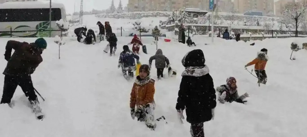 Ardahan’da kar yağışı nedeniyle eğitime 1 gün ara verildi
