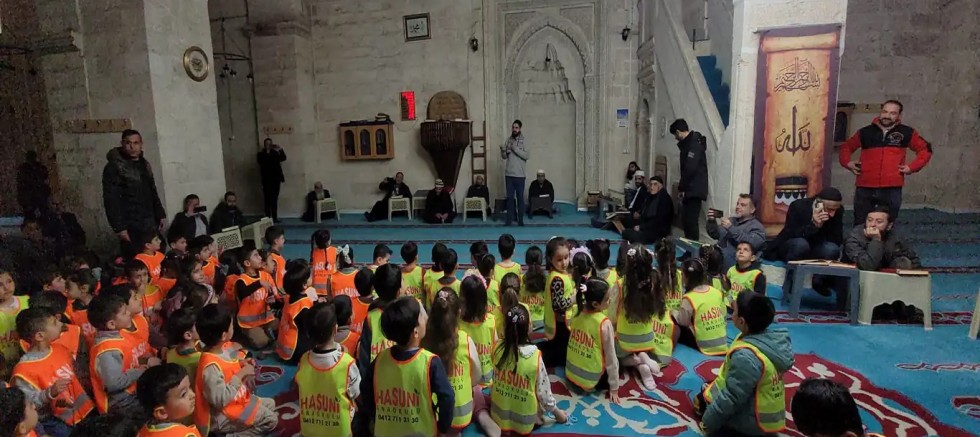 Asırlık camide yaşlılara anlamlı ziyaret