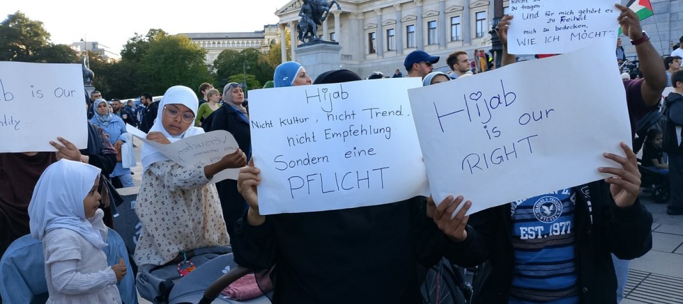 Avusturya'da başörtüsü yasağı protestosu