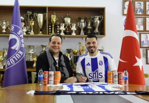 Aytaç Kara  Eski Hocasına  İmza  Attı