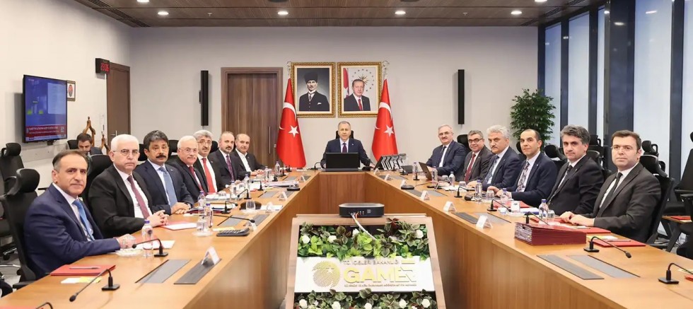 Bakan Yerlikaya: Sahipsiz hayvan konusunu el birliğiyle çözeceğiz