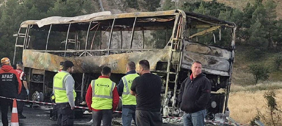 Bariyerlere çarpan yolcu otobüsü alev aldı: 8 ölü, 33 yaralı