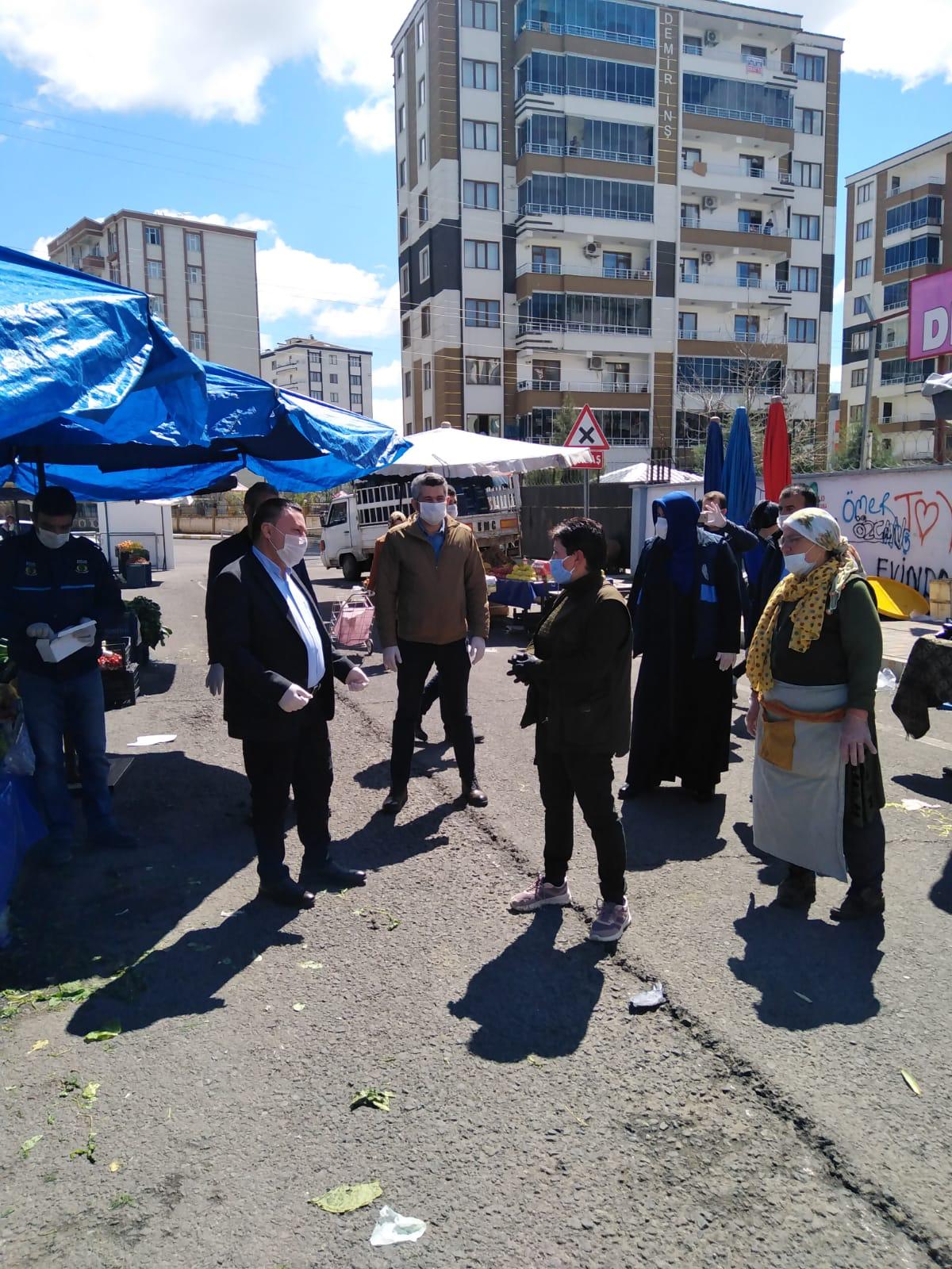 BAŞKAN BEYOĞLU SEMT PAZARLARINDA MASKE VE ELDİVEN DAĞITTI,SOSYAL MESAFE UYARISINDA BULUNDU.