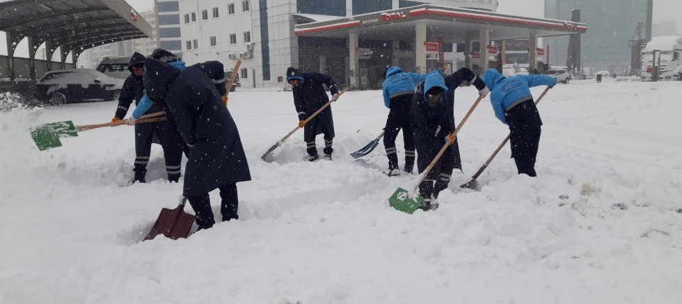 Başkan Vekili Koç, Kar küreme ve temizleme çalışmalarına katıldı