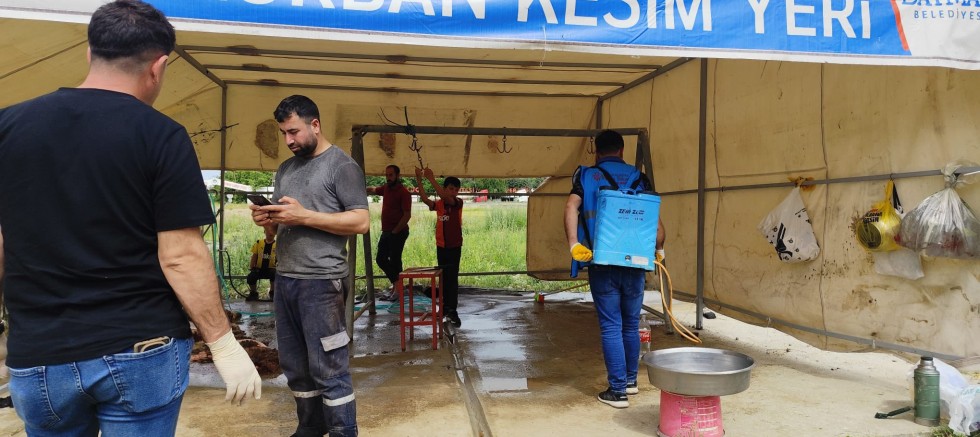 Batman Belediyesi Bayram Boyunca İlaçlama Çalışmalarını Sürdürüyor