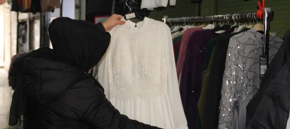 Batman'da depo satışı: 3–4 bin liralık kıyafetler 250 TL'ye satılıyor