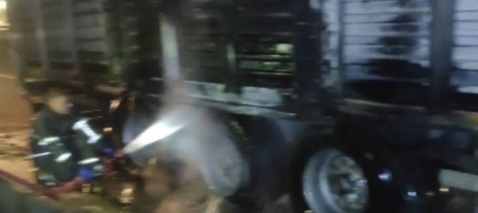Batman’da seyir halindeki tır'ın lastikleri alev aldı