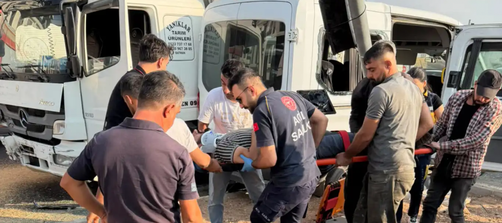 Batman'da tır ile minibüs çarpıştı: 6 yaralı