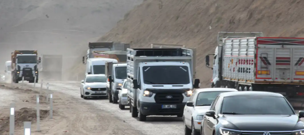 Batman-Diyarbakır arası ulaşımda sorun yaşayan sürücüler: Yol çilesi artık sona ersin
