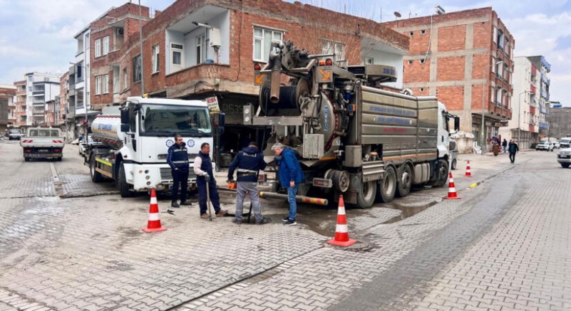 Bismil’de yağmur suyu ve kanalizasyon hatlarında temizlik çalışması sürüyor