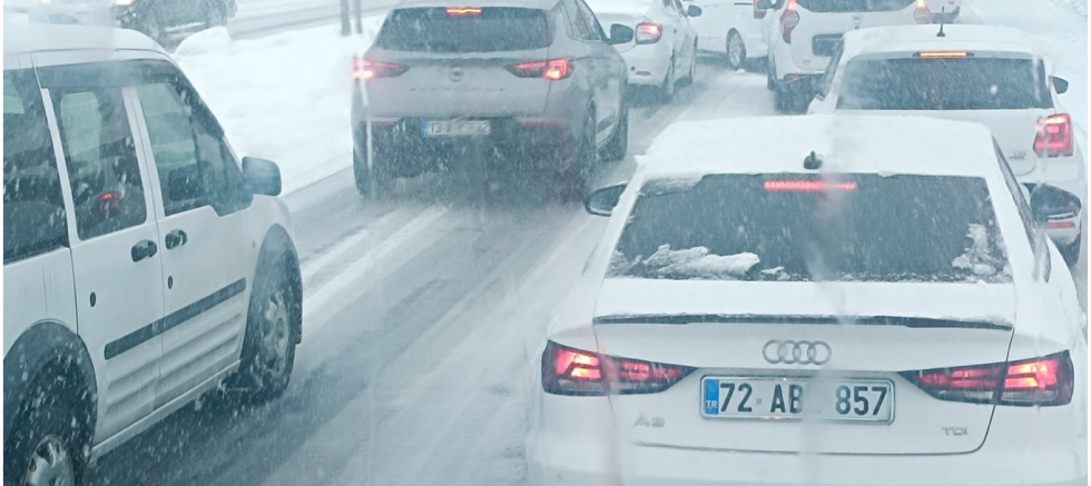 Bitlis’te kış geri geldi: 84 köy yolu ulaşıma kapandı