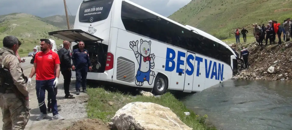Bitlis'te yolcu otobüsü dereye uçtu: 7 yaralı  