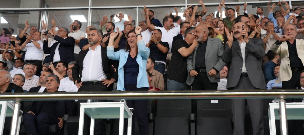 Bucak, Amedspor’un zaferine tribünden ortak oldu