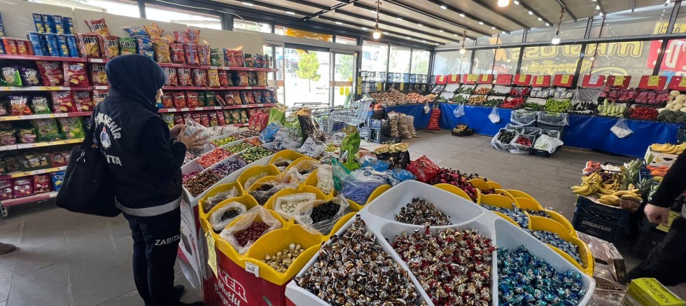 Büyükşehir Belediyesi 2 ton bozuk gıda ürününe el kondu