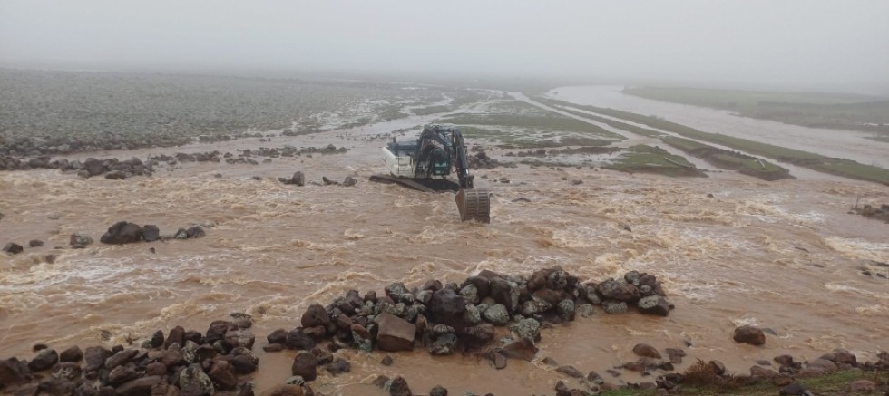 Büyükşehir ekipleri Çınar’daki taşkınlara müdahale ediyor