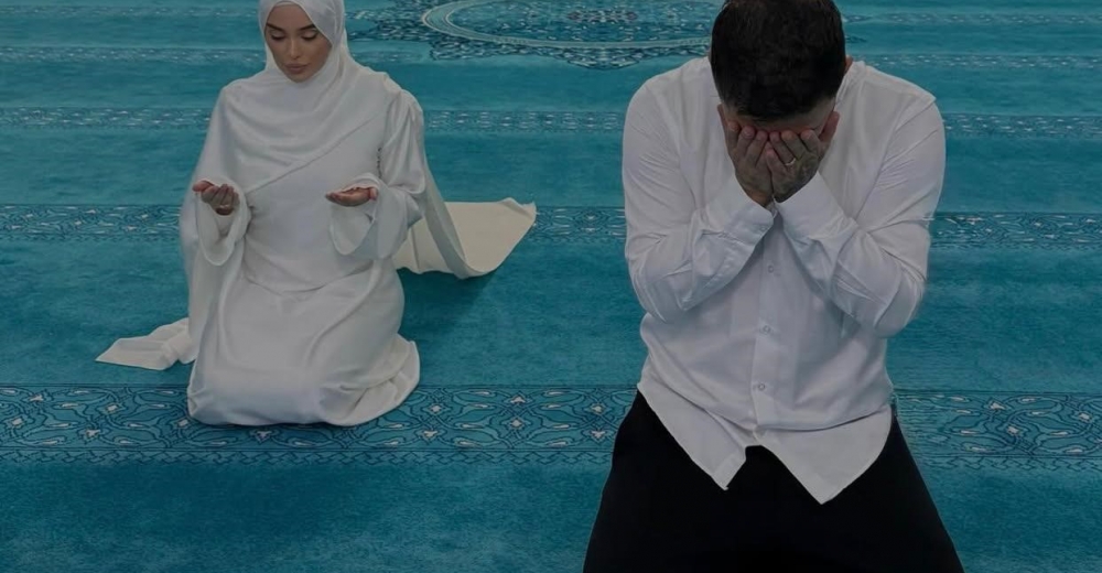 Çekdar Orhan nişanlısıyla Mardin’de dua etti