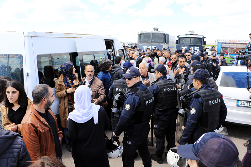 CEZAEVİ ÖNÜNDE ‘AÇLIK GREVİ’ GERGİNLİĞİ ÇIKTI