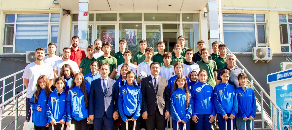 Çınar’da genç sporculara malzeme desteği