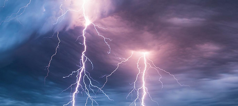 Çınar’da Yıldırım Paniği: 1 Kadın Yaralandı