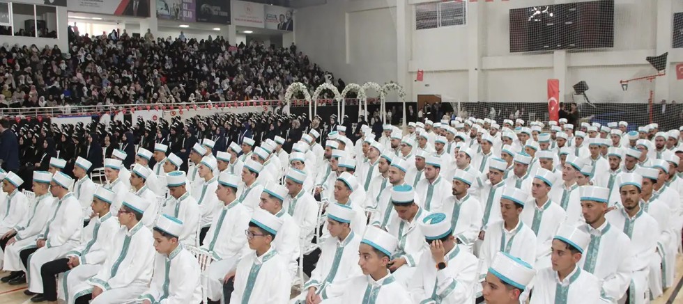 Cizre'de eğitimlerini tamamlayan 335 hafız ve hafize diplomalarını aldı