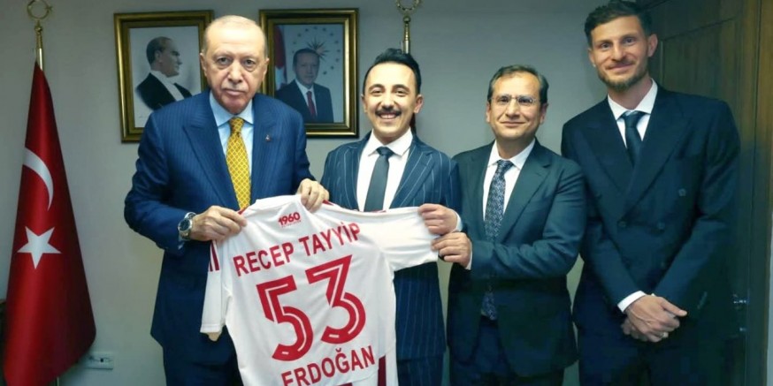 Cumhurbaşkanı Erdoğan’a Şampiyonun Forması Hediye Edildi