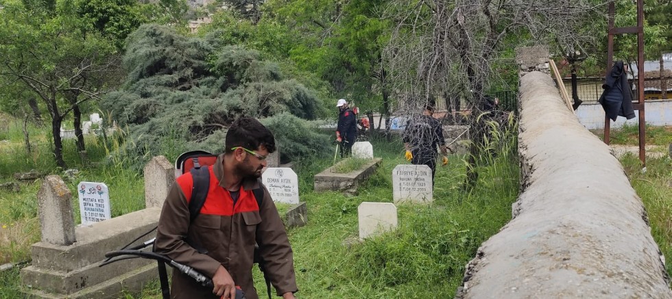 ÇÜNGÜŞ BELEDİYESİ’NDEN BAYRAM ÖNCESİ MEZARLIKLARDA KAPSAMLI TEMİZLİK VE BAKIM ÇALIŞMASI