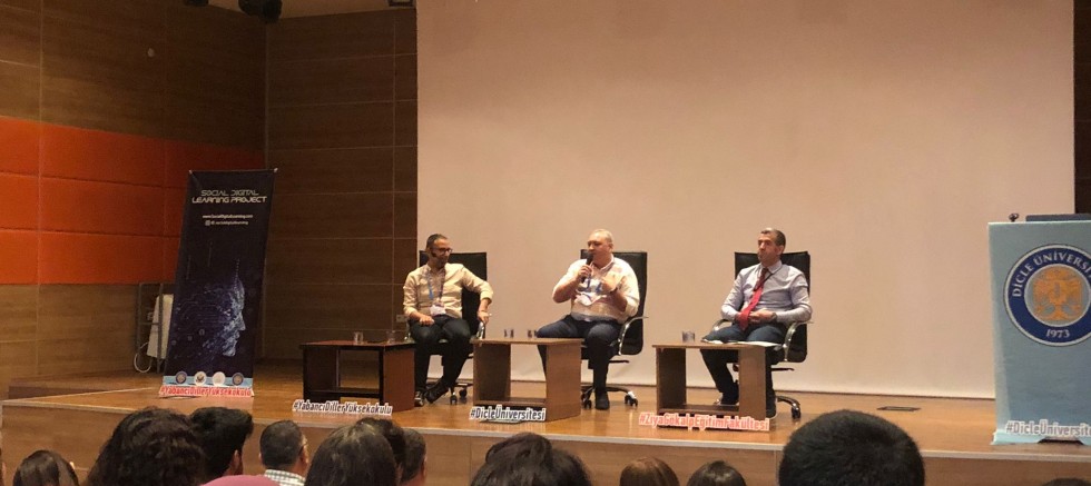   D.Ü YABANCI DİL ÖĞRETİMİNİN GELECEĞİ TARTIŞILDI