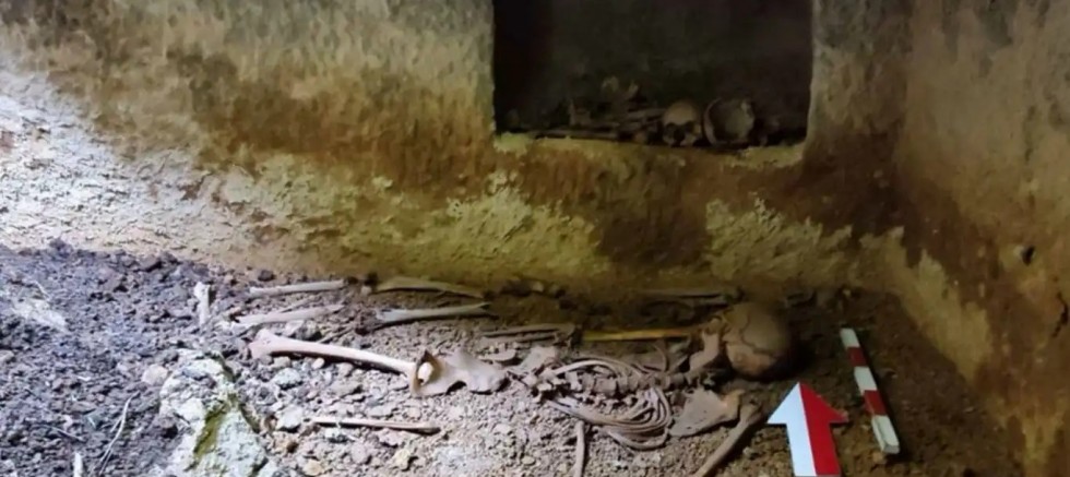 Deprem sonrası oluşan göçükle tarihi mekân gün yüzüne çıktı    