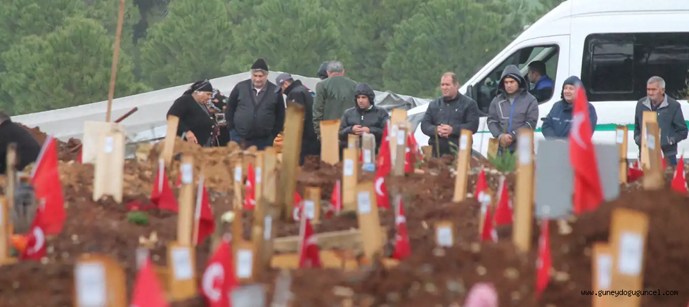Depremin 40’ncı gününde yakınlarının mezarına gelenler gözyaşlarına hakim olamadılar